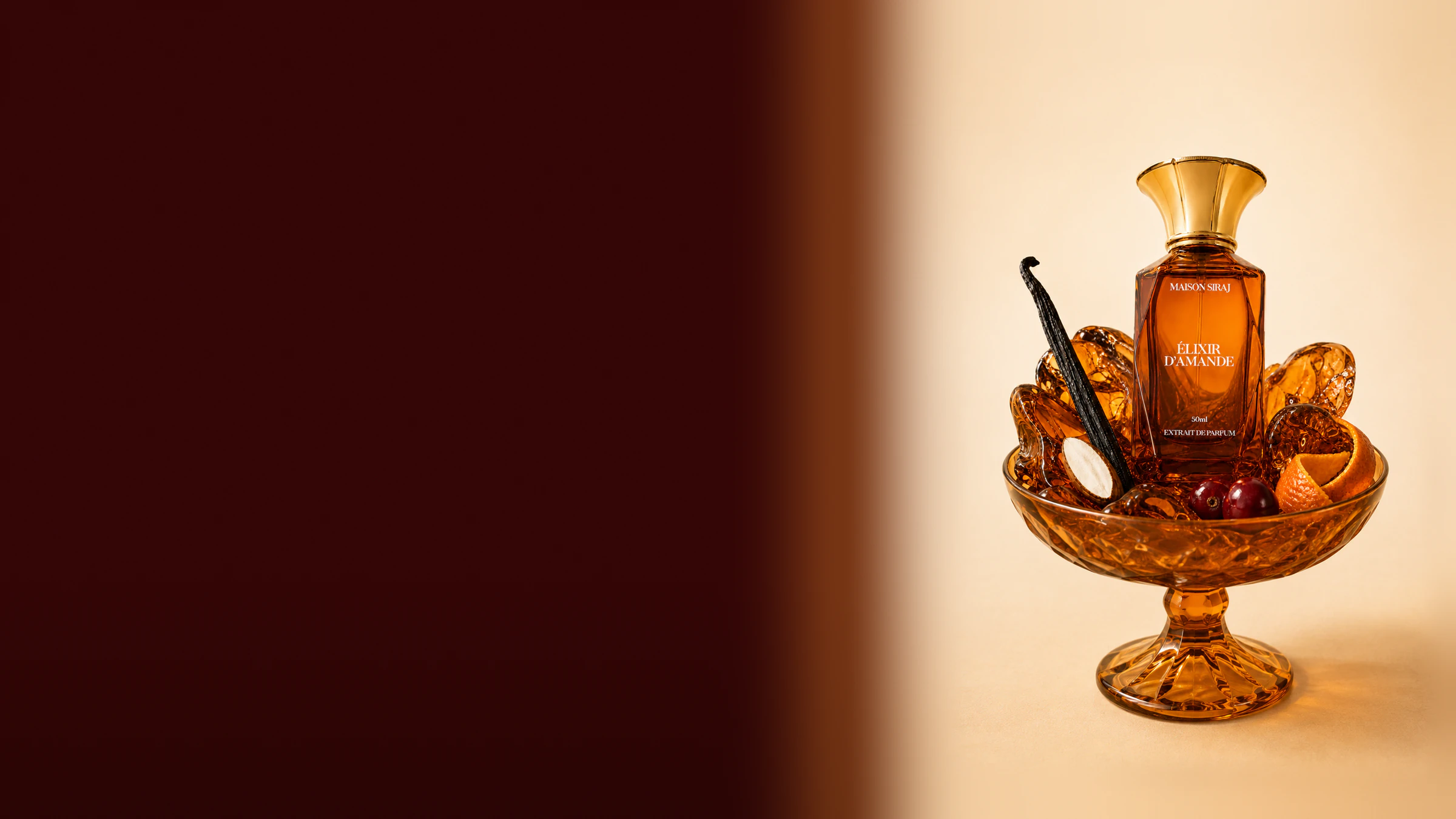 Élixir d'Amande de Maison Siraj dans une coupe en verre ambré, avec vanille, amande, orange et fruits rouges